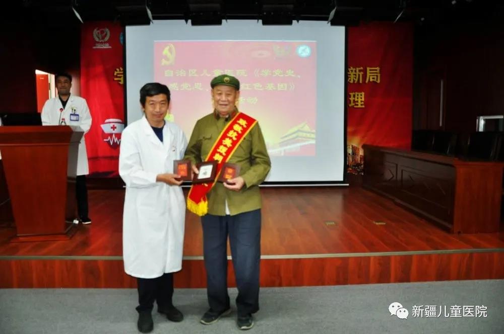 图1-3医院党委副书记、执行院长孙宁为毕春福同志颁发预备役士兵兵役证、先进工作者证书及安全生产荣誉勋章 图1-3医院党委副书记、执行院长孙宁为毕春福同志颁发预备役士兵兵役证、先进工作者证书及安全生产荣誉勋章