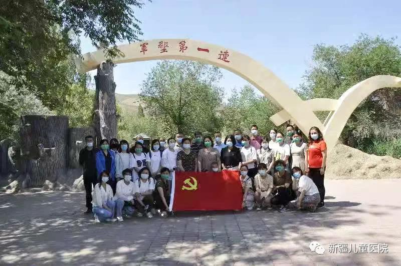 图3-2党员们抵达石河子军垦第一连