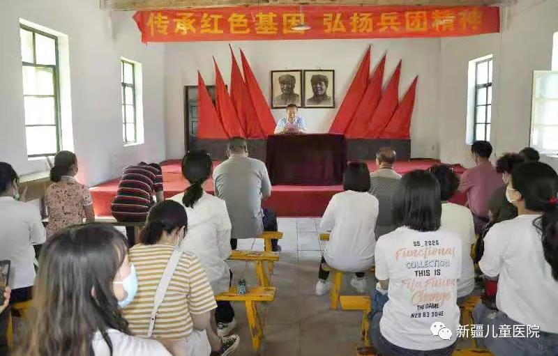 图3-3党员们聆听自治区儿童医院纪委书记韩启明讲述红色故事