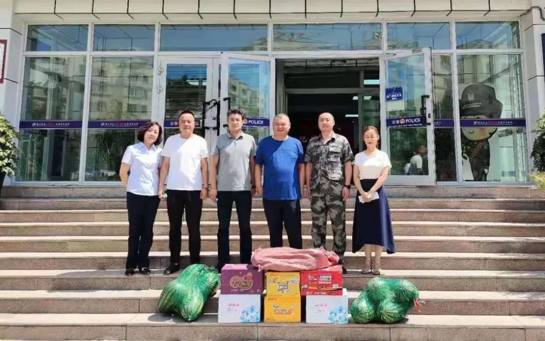 图1-1自治区儿童医院党委书记、副院长牛伟亚一行为民警们送去慰问品