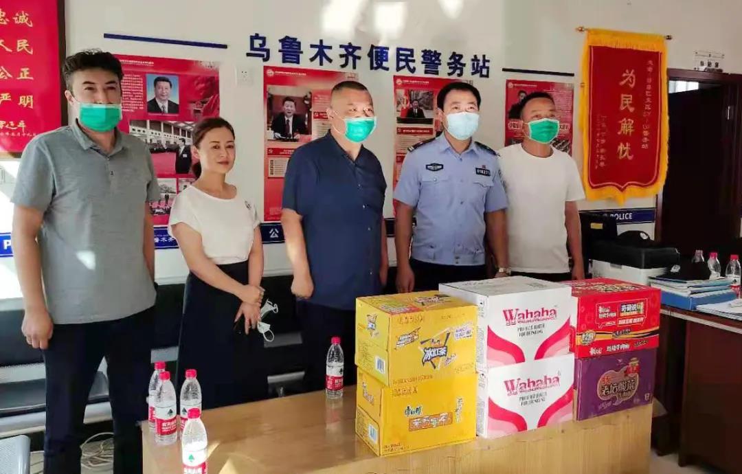 图1-3牛伟亚一行为便民警务站送去慰问品