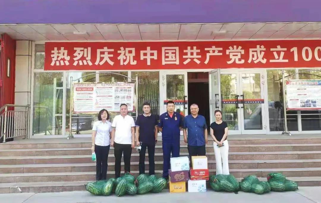 图1-4牛伟亚一行来到乌鲁木齐市沙依巴克区消防大队看望并慰问应急救援官兵