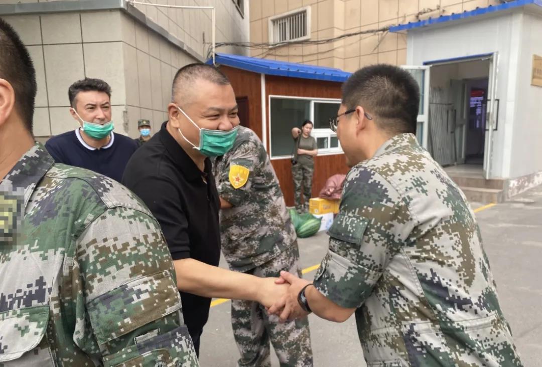 图1-5牛伟亚一行抵达某陆军预备役通信团