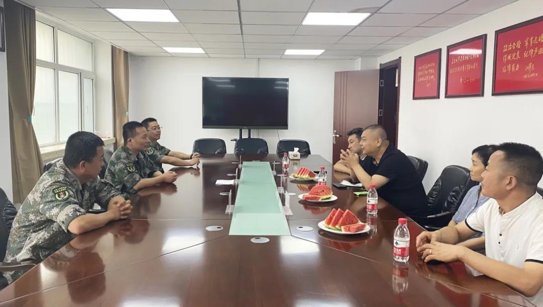 图1-6牛伟亚与某陆军预备役通信团官兵们座谈交流