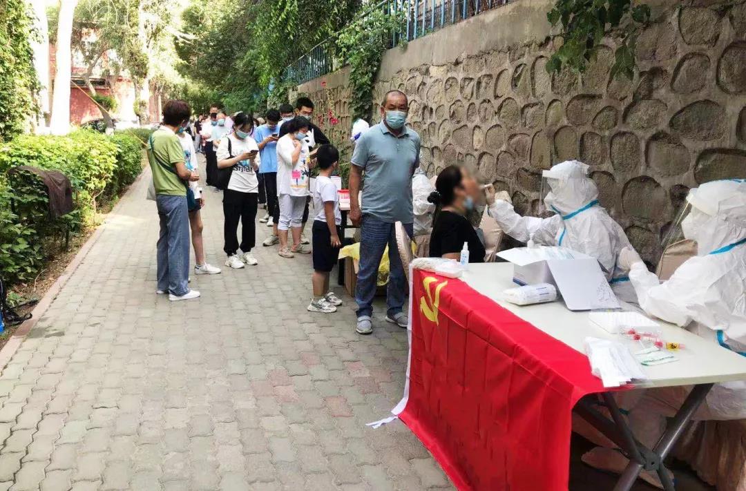 图2-1医护人员为社区居民进行咽拭子采集