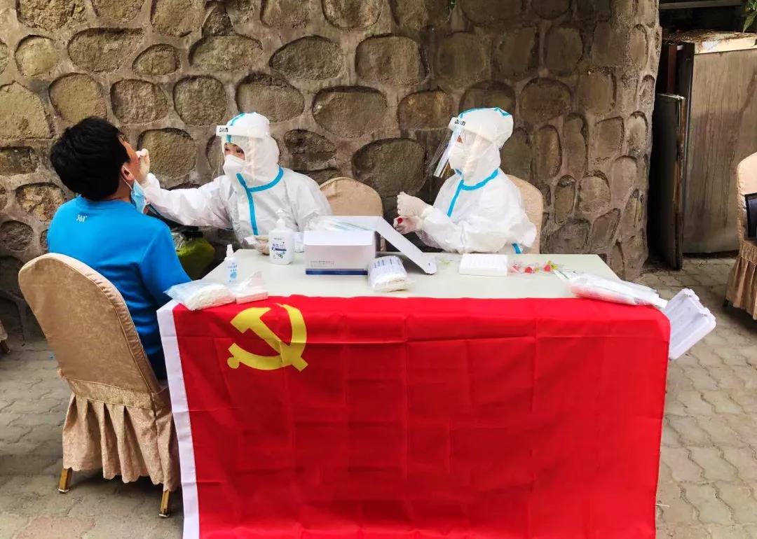 图2-2咽拭子采集现场 图2-2咽拭子采集现场