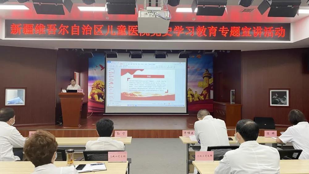 图2：新疆职业大学教授张宏燕授课中