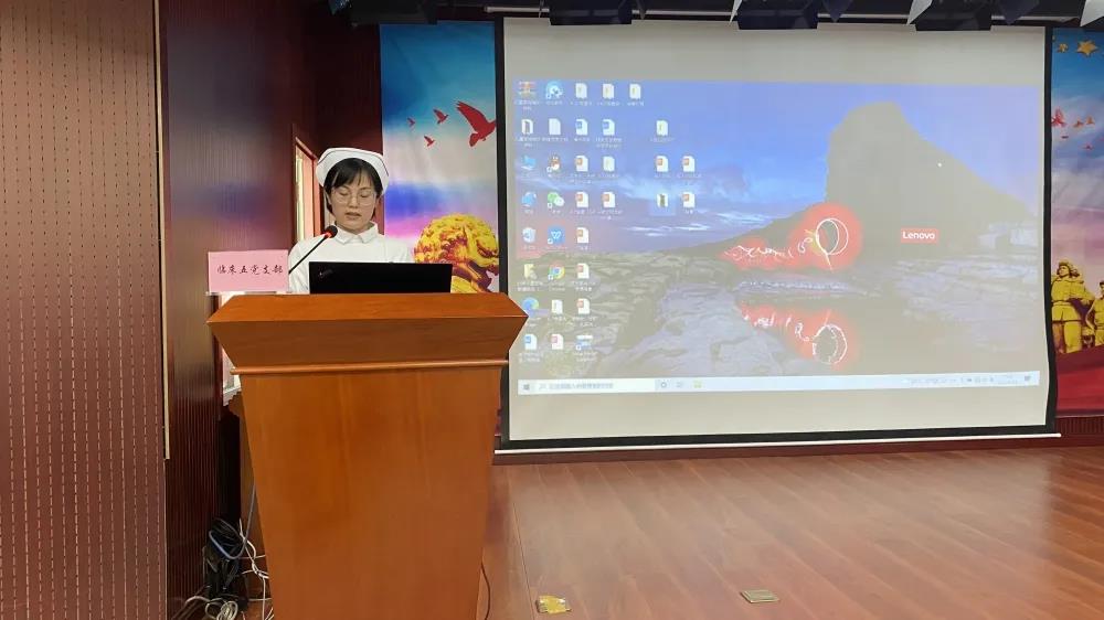 图4：自治区卫生健康委优秀党员代表、自治区儿童医院临床五支部党员程云仙作表态发言