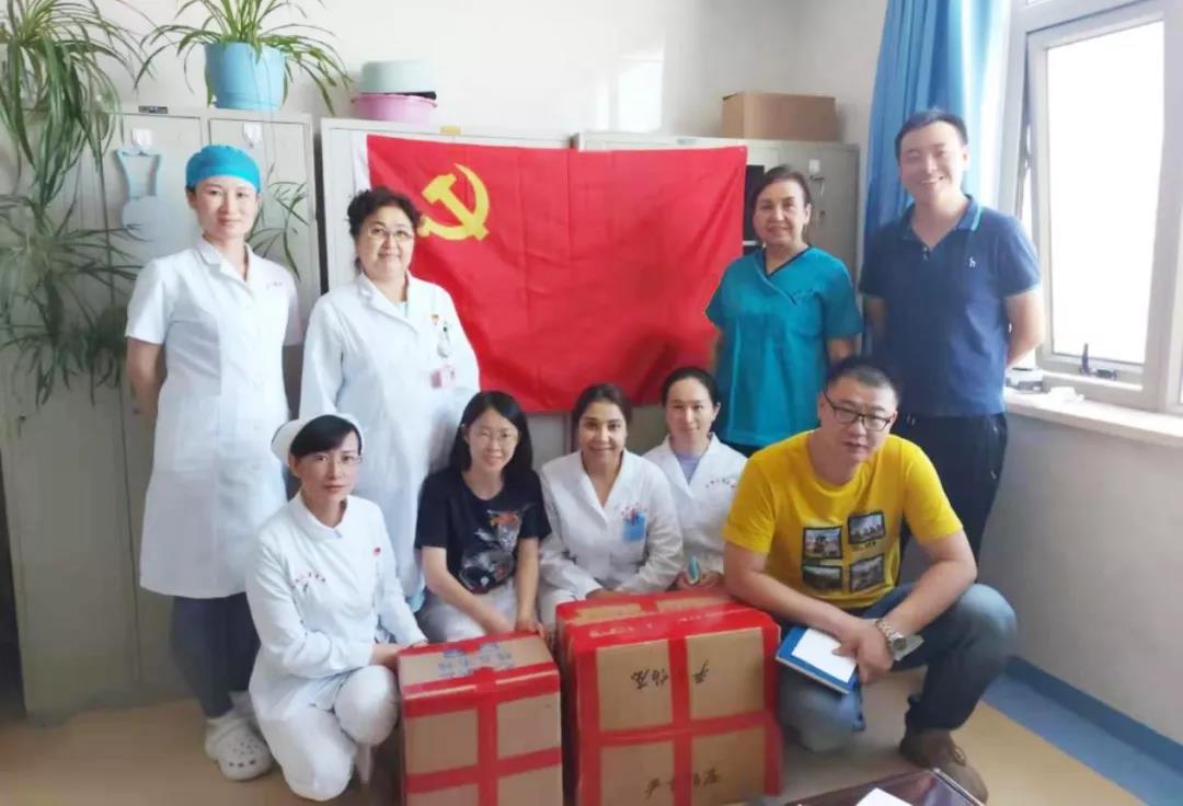 图2-1：临床九党支部党员为皮山县阔什塔格乡幼儿园的孩子们送来礼物