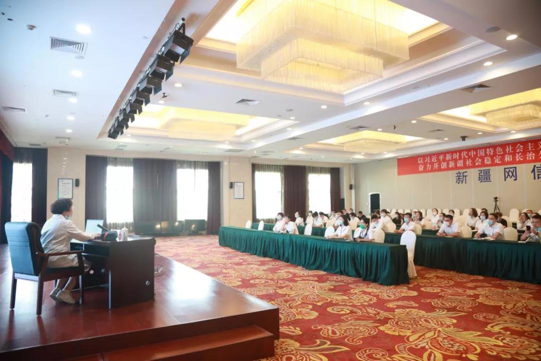 图1-3自治区儿童医院副院长罗新辉授课现场