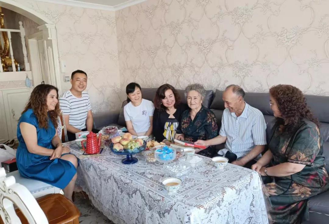 图2-8询问离退休老职工生活近况和身体状况