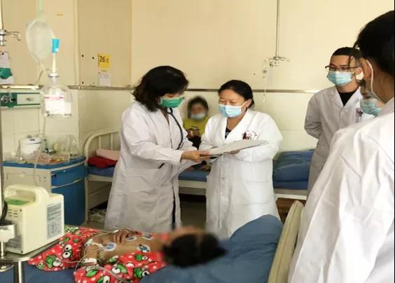 图5-5专家组进行查房