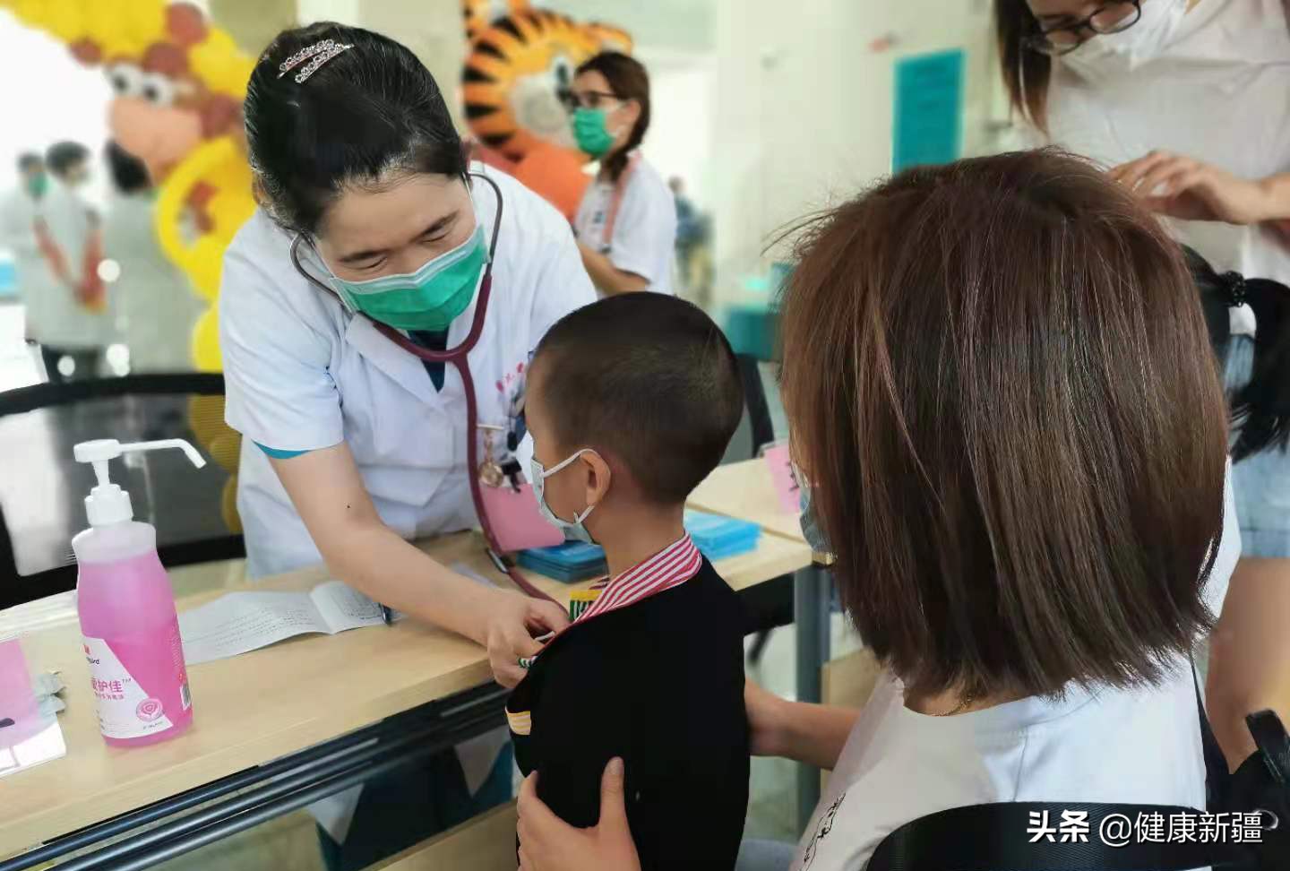 图7义诊现场专家为小朋友诊断 图7义诊现场专家为小朋友诊断