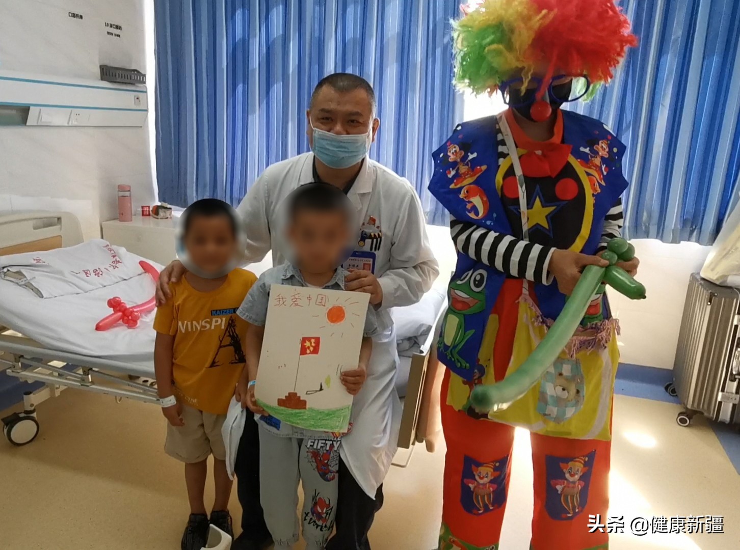 图12小肉孜让牛伟亚看自己画的画