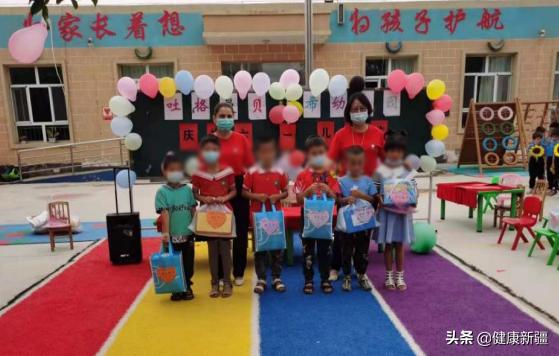 图19为和田地区皮山县固玛镇吐格曼贝西村幼儿园孩子送去礼物 图19为和田地区皮山县固玛镇吐格曼贝西村幼儿园孩子送去礼物