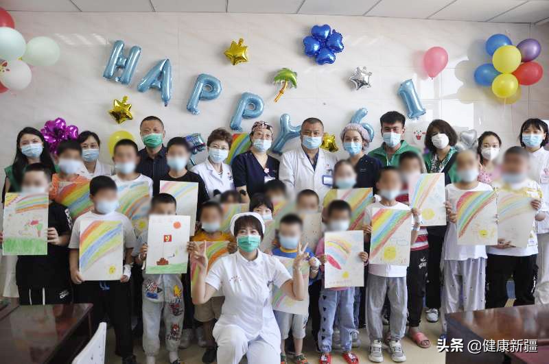 图24带着各自作品的小画家们 图24带着各自作品的小画家们