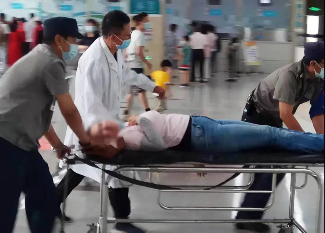 1-1自治区儿童医院值班医生、护士及保安人员将患者送至急诊科