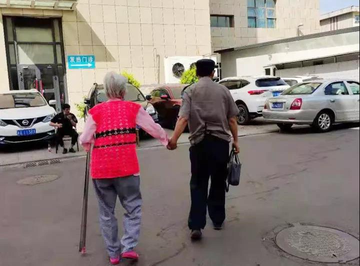 1-2保卫科班长张家银送老人去车站